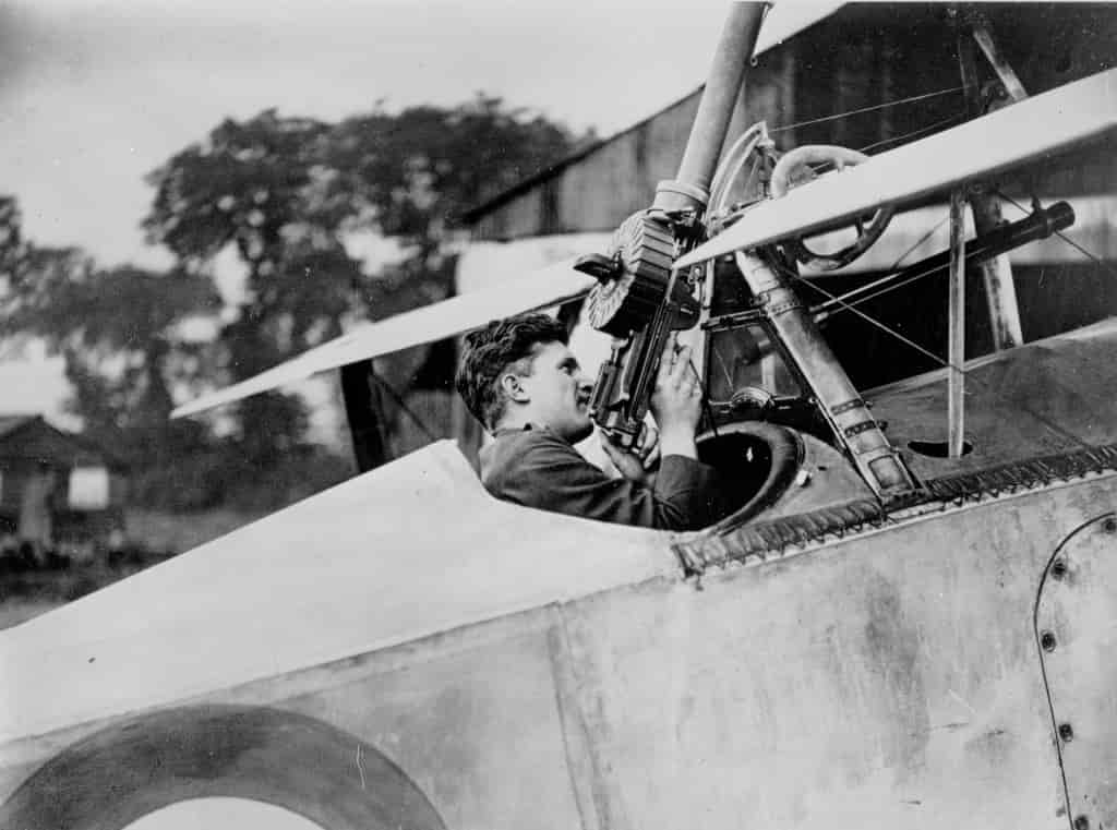 Пилот 60-й эскадрильи RFC Уильям Бишоп проверяет «Льюис» на своем истребителе Ньюпор 17. На самолете установлен прицел «Альдис»